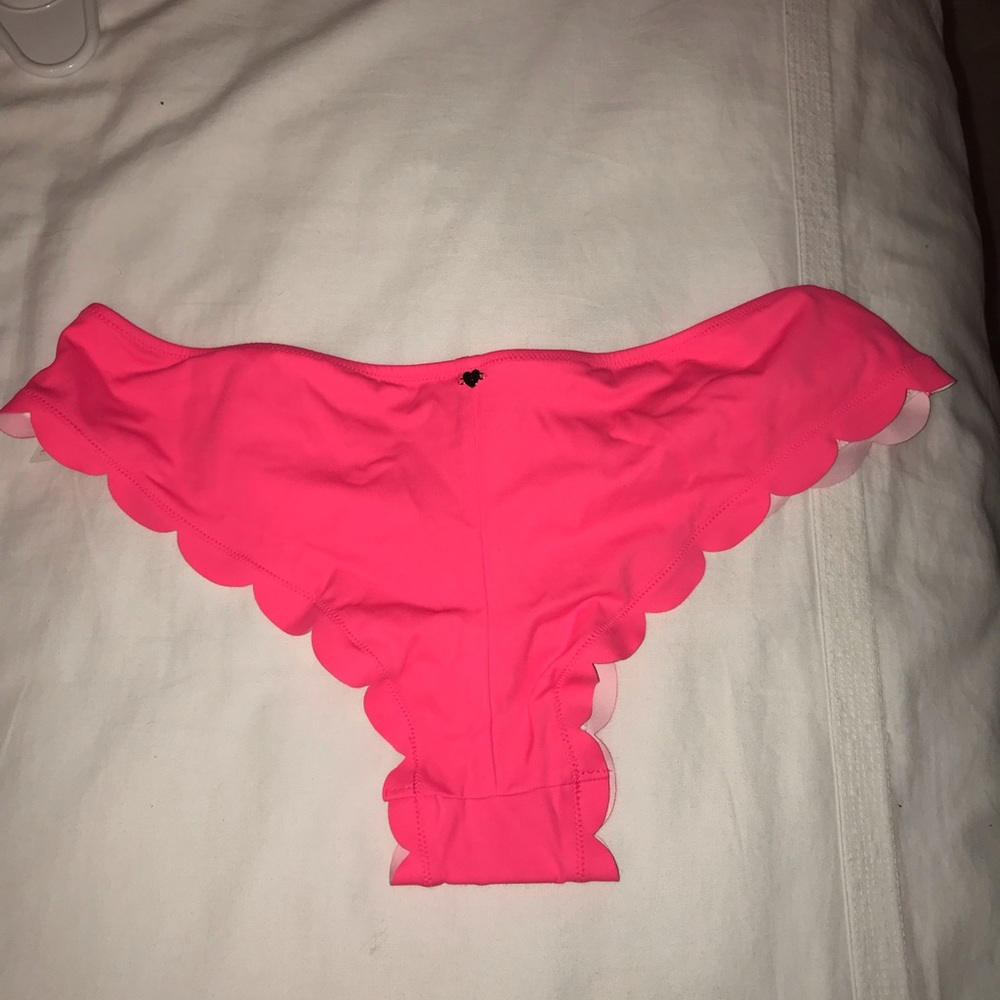 Size medium NWT PINK VS scalloped bikini bottoms